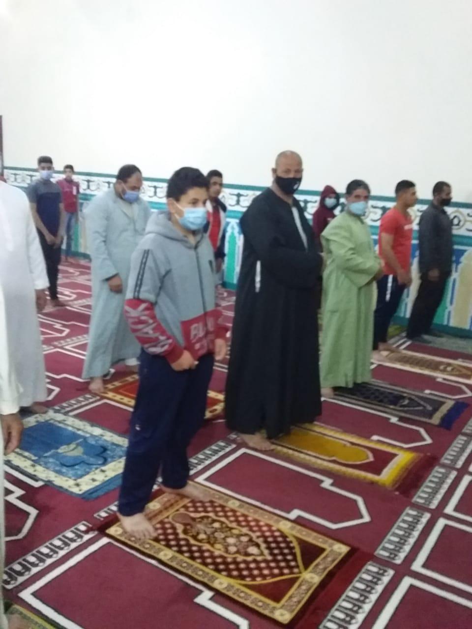 بالصور.. إلتزام المصليين بإتباع الإجراءات الاحترازية.. سابع ليالي أداء صلاة التراويح